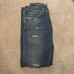 Dondup George! - ett par fina dondup george med slitningar. Pris går att diskutera!