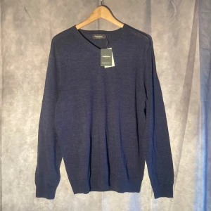 Dressmann Tröja - Sjukt skön och snygg tröja i 100% merinoull från Dressmann. Storlek L så passar alla mellan 180-190 cm ish, true to size alltså. Tröjan är helt ny med lapp kvar, nypris 599🔥