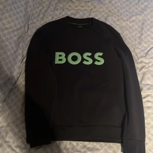 Mörkblå  sweatshirt från BOSS  - Använder den inte så ska sälja den, har haft den 3-4 gånger. Nytt skick köpte den på NK för 2000kr Det är ett lent och bekvämt material letar efter kvittot för tillfället. Kom privat, pris kan diskuteras 