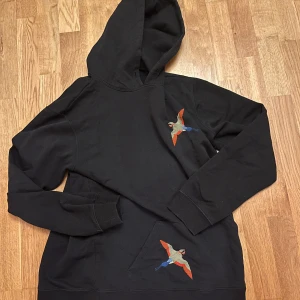Axel arigato hoodie - Jättefet Axel Arigato hoodie i svart färg, skicket är bra och den är i skönt material ✅Skriv om ni har frågor!