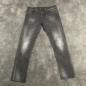 Dondup Jeans Icon - Feta jeans från Dondup med modellen Icon. Perfekta för en Grish och Laidback stil.!! Notera att storleken är IT så dom är ungefär W28-30 i EU!!                         ‼️PRIS KAN DISKUTERAS VID SNABB AFFÄR‼️