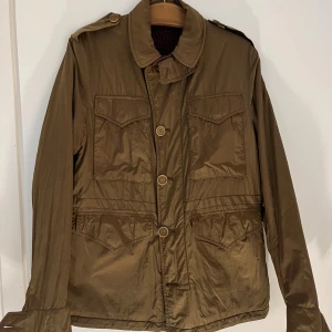 Burberry Brit reversible jacka - Hej! Nu säljer jag min Burberry Brit reversible jacka i färgen olive, storlek S. Det är i mycket bra skick utan skador eller fläckar. Knappen längst ner på jackan har ramlat av. Knappen följer med jackan då jag inte orkat sätta tillbaka den själv. Vill du se fler bilder så skickar jag gärna!