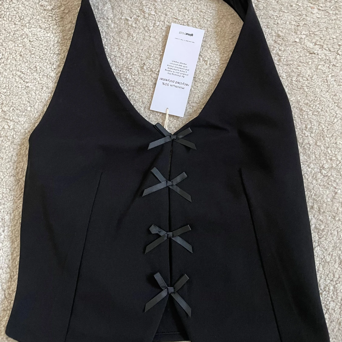 Svart väst med rosetter M oanvänd  - 90