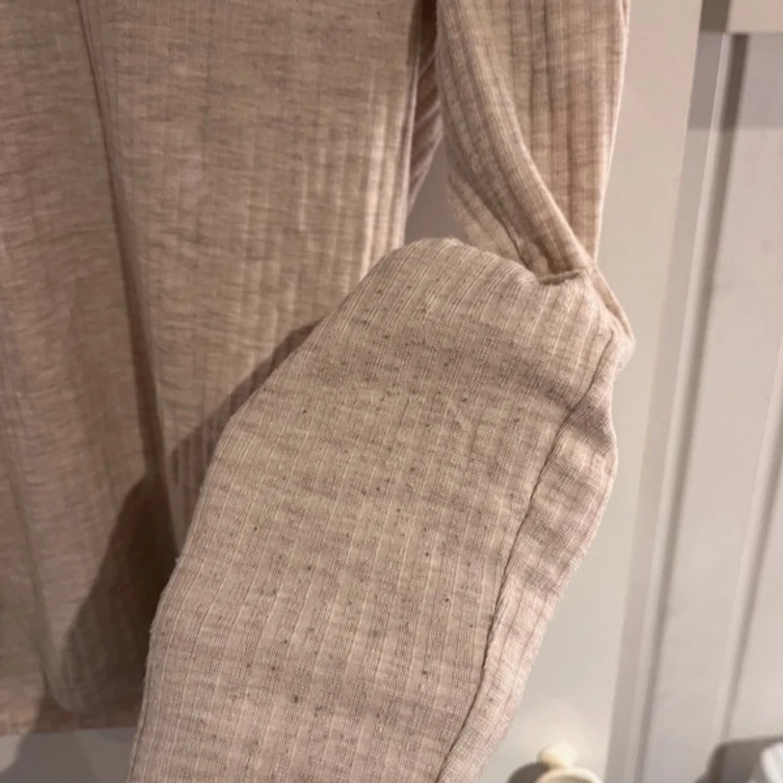 Beige ribbad långärmad topp  - 2