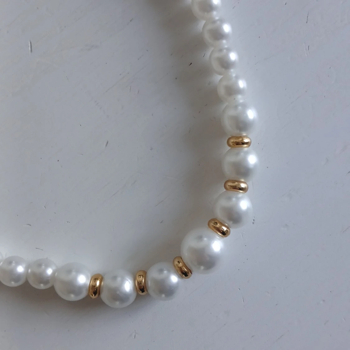 Vitt pärlhalsband med gulddetaljer - 4