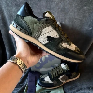 Valentino Rockrunner i camouflage - Tja! Säljer dessa Valentino rockrunner skor i storlek 43, Skicket är väldigt bra och dem har behandlats väl, det ända slitaget är på hälen som man kan se på sista bilden. Skriv ifall ni vill ha mer bilder eller mer information om skorna! Mvh: Axel