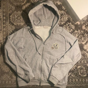 Grå Moncler zipup - Skick 9/10 | Använd fåtal gånger | inga fel och är grymt snygg inför våren| Storlek : S | Pris: 699kr | Hör av dig om du har frågor eller liknande, pris kan diskuteras