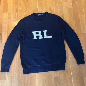 Ralph Lauren tröja - Säljer en snygg Ralph Lauren tröja. Skriv gärna om du är intresserad🤩