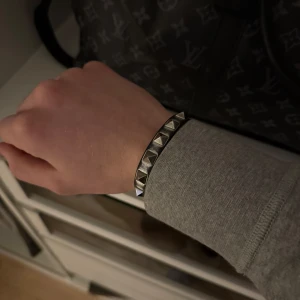 Valentino armband - Navy/silver Valentino armband. Armbandet är i ny skick, tveka inte på att höra av dig vid frågor🙌