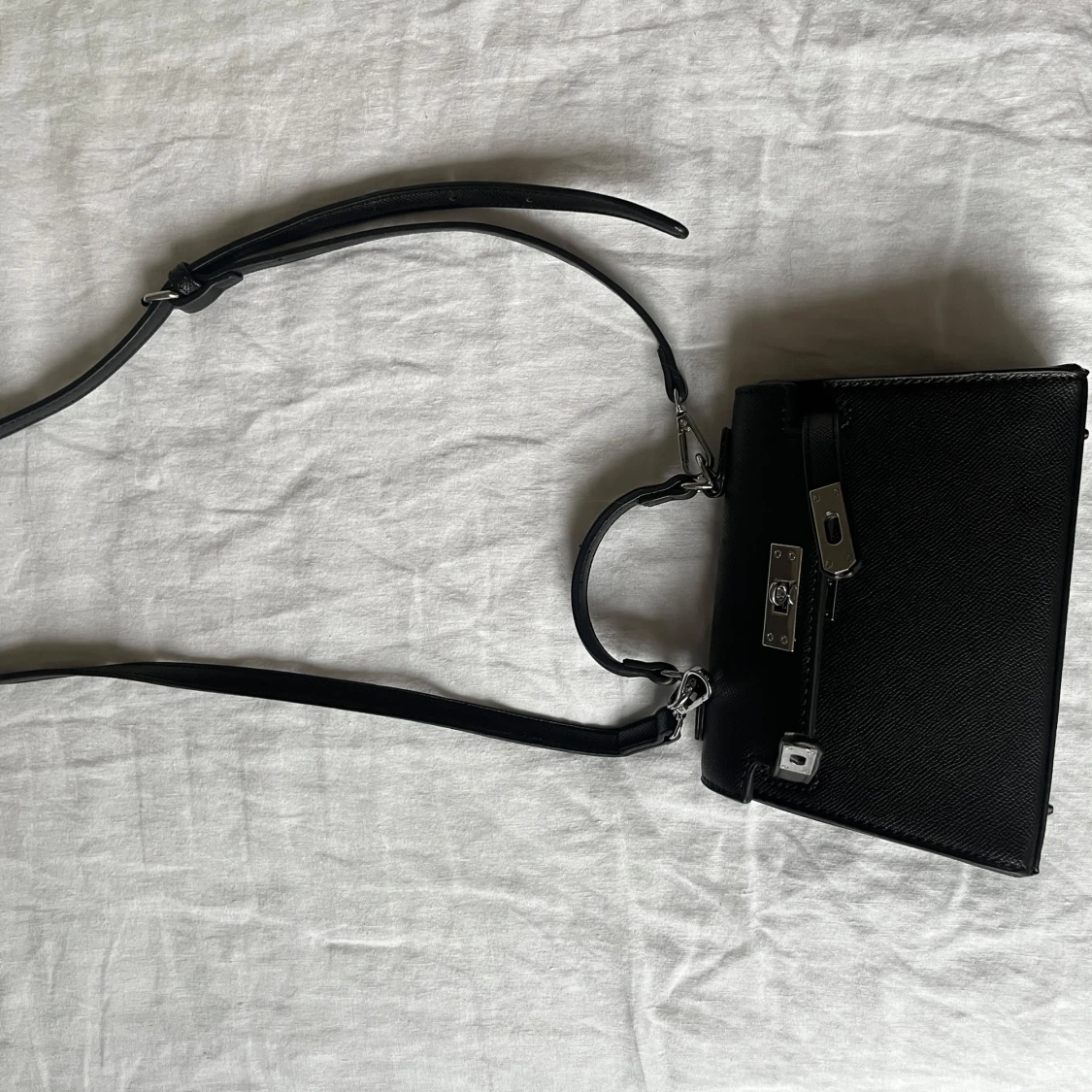 Svart axelväska med metallspänne - 90
