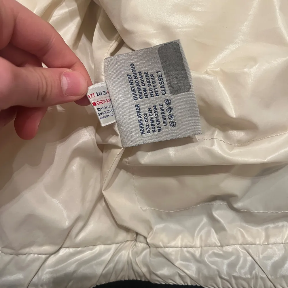 Moncler puffer jacket i modellen branson. Den är billig pågrund av att vinter säsongen rör sig mot sitt slut och tar mycket plats! Hör av dig om du vill ha mer info mvh👋. Takit.