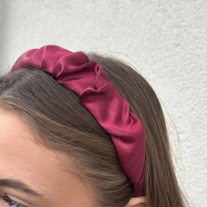 Vinrött diadem  - Jättefint vinrött diadem handgjort av återvunnet material. Säljs av Restyled UF❤️