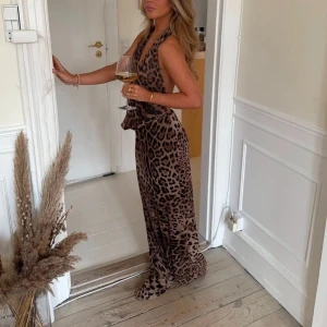  Klänning - Säljer denna fina leopard klänning från Gina som jag fick i present och har använt 1 gång. 