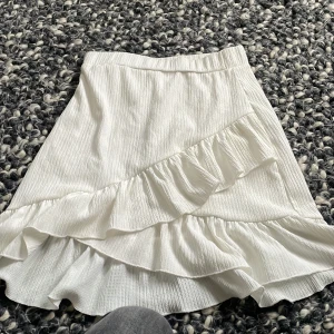 Vit kjol - Kjolen har lite volang detaljer 