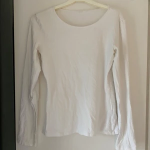 Vit långärmad tröja  - Tröja från H&M, lappen är dock borttagen. Storleken sitter som S
