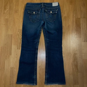 True religion bootcut jeans  - Snygga blå true religion lågmidjade bootcut jeans med swarovski stenar. De är i storlek W31 och kommer inte till användning längre. midjemått:41cm 💞