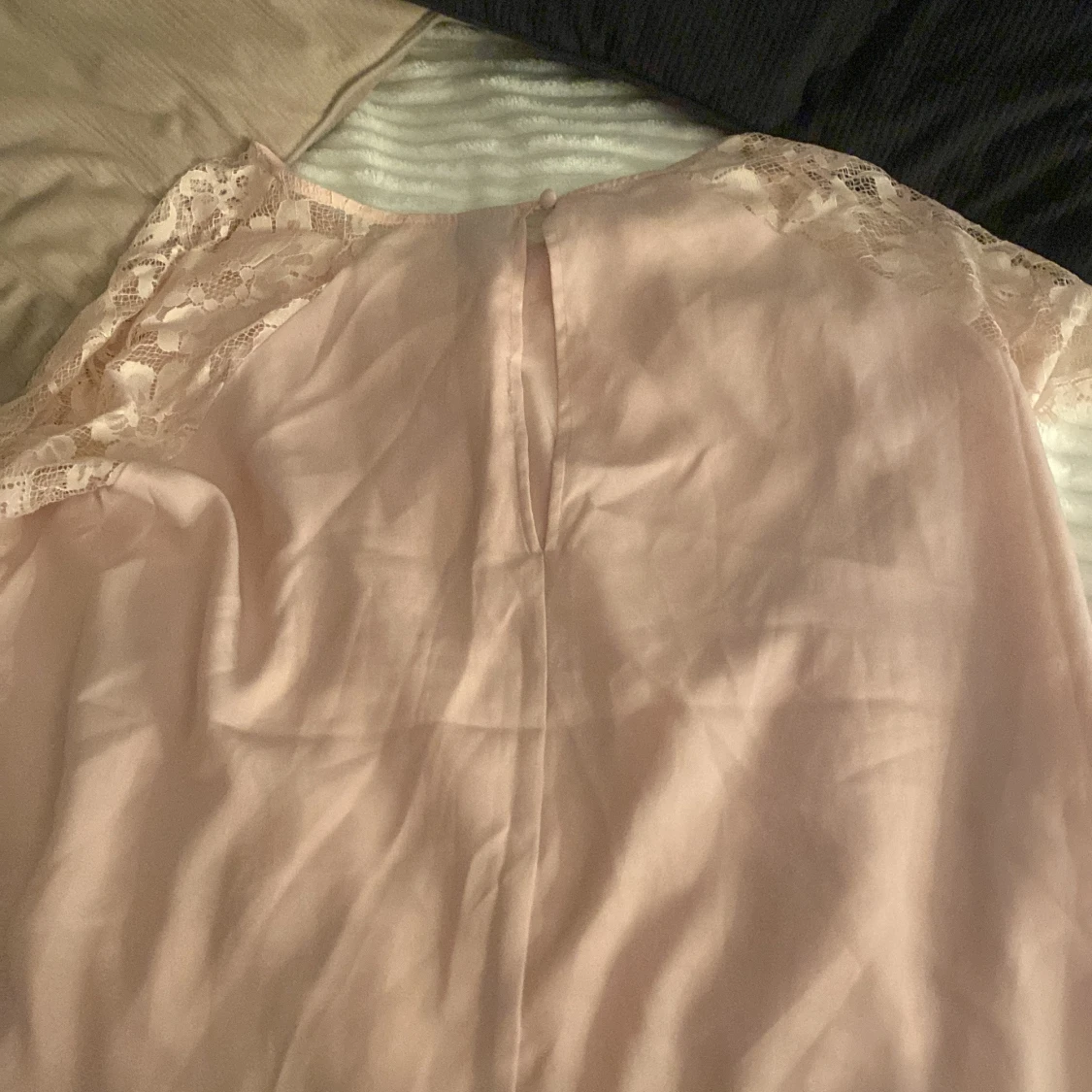 Rosa blus med spetsdetaljer från Gina Tricot - 91