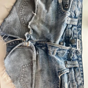 Blå jeansshorts från Pull&Bear - Säljer ett par snygga blå jeansshorts från Pull&Bear. De har en fransig kant och är lågmidjade. Perfekta för en avslappnad stil. 🩳