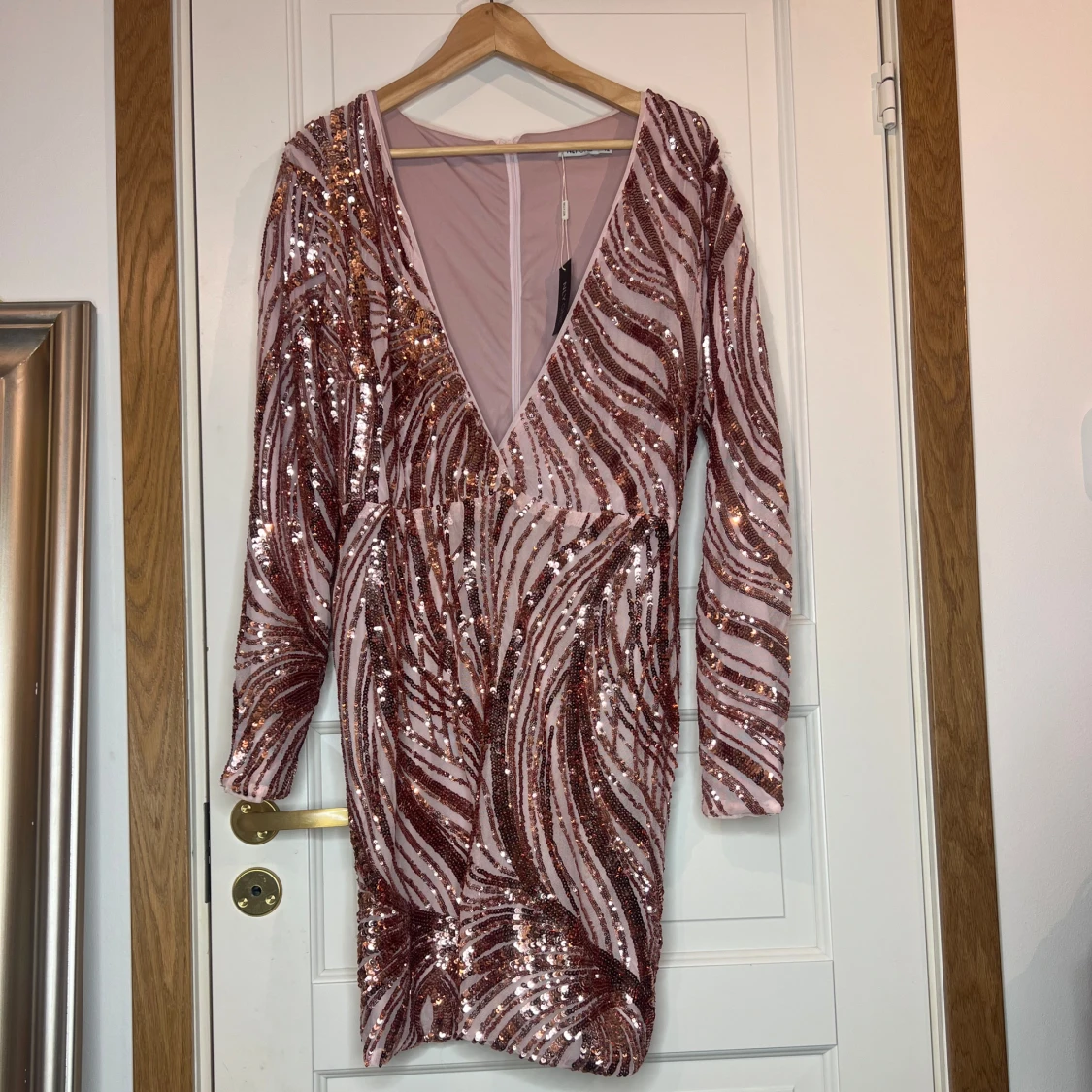 Rosa paljettklänning från NLY One