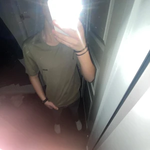 T-shirt från Hugo Boss - Säljer en olivgrön t-shirt från Hugo Boss | Använd en gång nytt skick inga slitningar | storlek S | priset går att diskuteras 