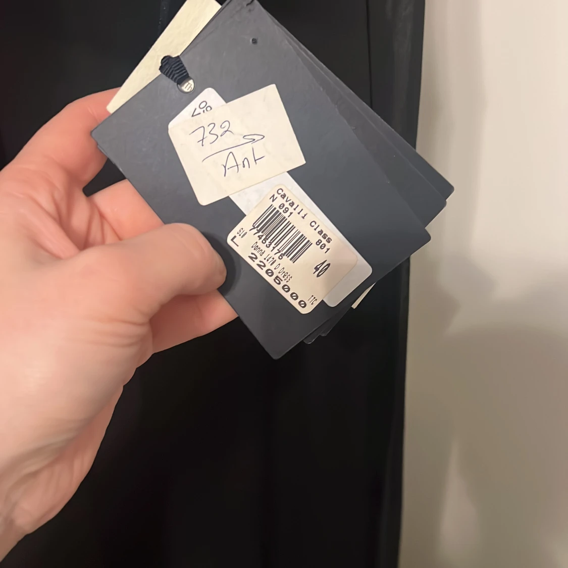 Svart långklänning med djup urringning - 4