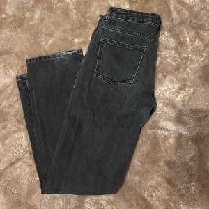 Svarta jeans från Lager 157 - Snygga svarta jeans från Lager 157 i storlek XS. Någon defekt på ändan av byxan. Hör av er för mer detaljer! 
