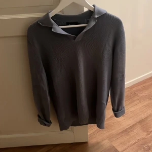 Blå tröja - Säljer nu en schysst blå tröja med krage då jag inte använder den längre!
