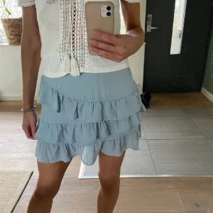 Volangkjol  - Ljusblå volangkjol från Nakd!!💗Den är stretchiga så skulle säga att den passar XS-M!!