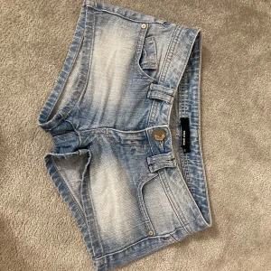 Blå jeansshorts från Tally Weijl - Snygga blå jeansshorts från Tally Weijl med klassisk femficksdesign och knappgylf. Perfekta för en avslappnad stil. De har en lätt tvättad look som ger en cool vintagekänsla.