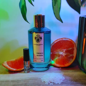 Mancera French Riviera Eau de Parfum - Fräsch och livlig parfym från Mancera, French Riviera, i en elegant blå flaska med silverfärgad kork. Doften är inspirerad av den franska kusten och ger en känsla av citrus och havsbris. Perfekt för den som älskar en uppfriskande och sofistikerad doft.  3ml 66kr 5ml 115kr 