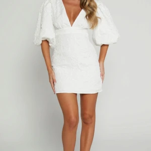 Vit kortklänning med puffärmar - Trendig vit kortklänning med djup v-ringning och puffiga ärmar. Bara testad så prislappen är kvar! Perfekt till studenten🥰🥰 Kan skicka mer bilder om det önskas 