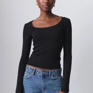 Svart långarmad! - Super snygg tröja med slits i armen!🖤