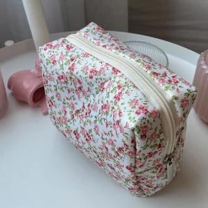 Blommig necessär  - Oanvänd trendig neccesär, har en annan liknande och får plats med allt smink i den!🫶🏻