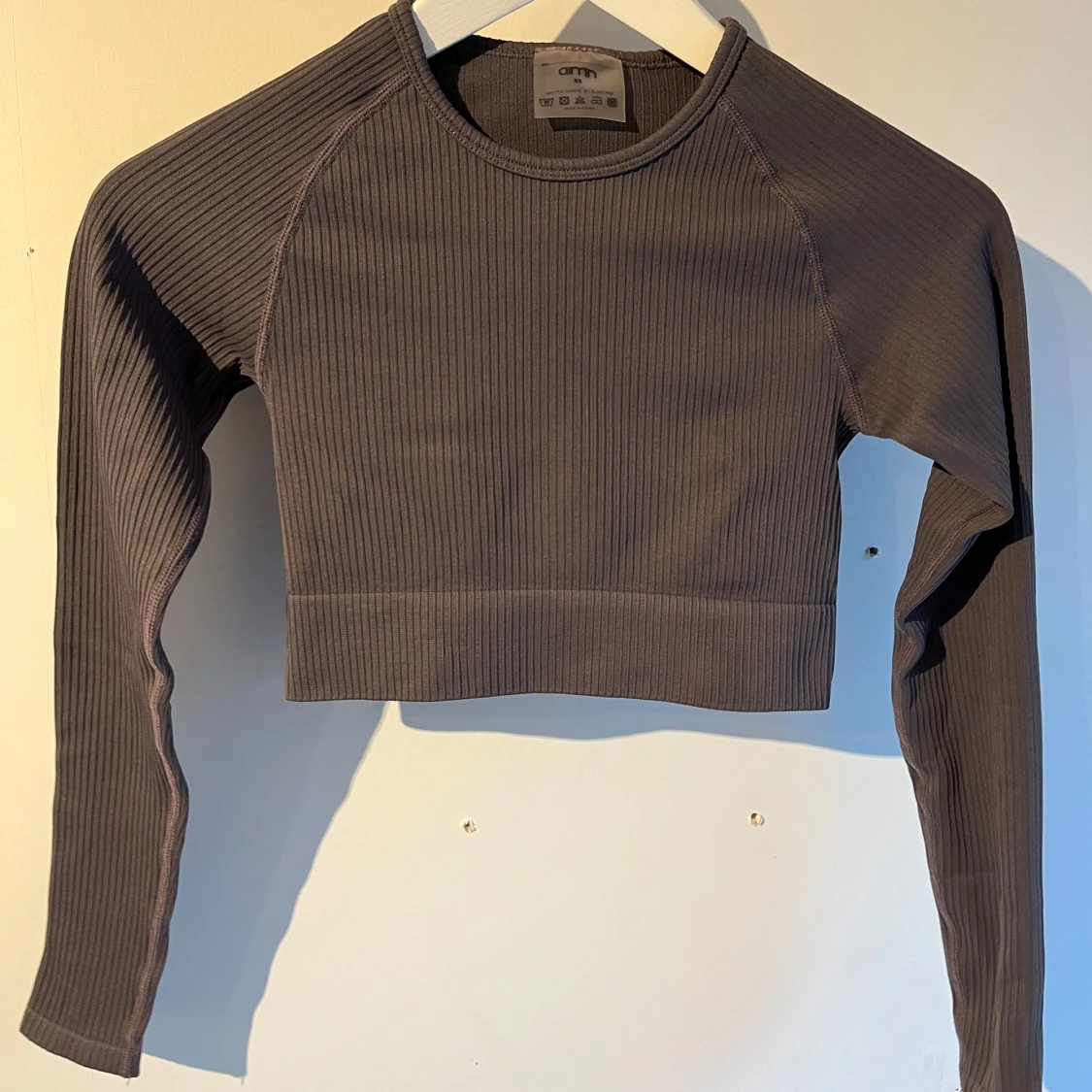 Grå ribbad croppad tröja från Aim'n