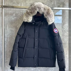 Svart dunjacka med pälsdetalj - Hej jag säljer en Canada goose jacka som är perfekt för dessa kalla vinter dagarna. Alla färger och storlekar finns inne. Ni kommer inte hitta bättre kvalitet än den här någon annanstans. Kan frakta och mötas upp. Om ni har några frågor tveka inte att skriva!