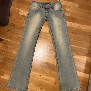 Jeans Jaded London strlk 25 - Supersnygga lågmidjade jeans från Jaded London i storlek 25.  Köpta på Zalando för nypris 900:-  Aldrig använda. Midjemått 36 cm rakt över. Innerbenslängd 85 cm. Har endast dessa bilder. 