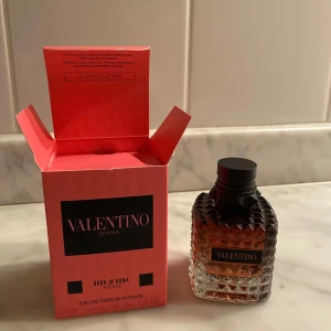 Born in roma valentino parfym - Helt ny parfym från valentino. Köptes till min lillebror i julklapp men blev fel. Aldrig använd och skickas i originala paketet.
