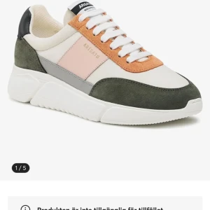 Sneakers från Axel Arigato - Snygga sneakers från Axel Arigato i en mix av färger: vit, grön, orange och rosa. Skorna har en modern design med snörning och en tjock vit sula. Perfekta för en stilren look.   Nya dam skor från Axel Arigato Storlek 39 Nypris 3093kr Låda + dustbag 