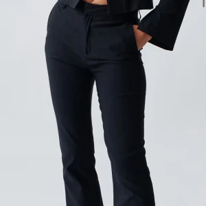 Svarta kostymbyxor - Eleganta svarta kostymbyxor med en klassisk bootcut-stil. Inte mina egna bilder så vid intresse kontakta mig. egentligen så är den ganska ny så skicket är väldigt bra men krypte lite i tvätten vilket gjorde att den blev en aning kortare på mig. Passar bra på lite kortare människor