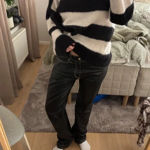 EYTYS LÄDERBYXOR - Världens snyggaste byxor!!! Perfekt på fest men även till vardags såklart! Sitter bra på mig som vanligtvis har 27 i midjan, då de har 0 stretch💗💓🥰🥰 