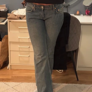 Lågmidjade jeans från Weekday - Snygga blå lågmidjade Weekday jeans i modellen Nova Low Slim Bootcut🥰