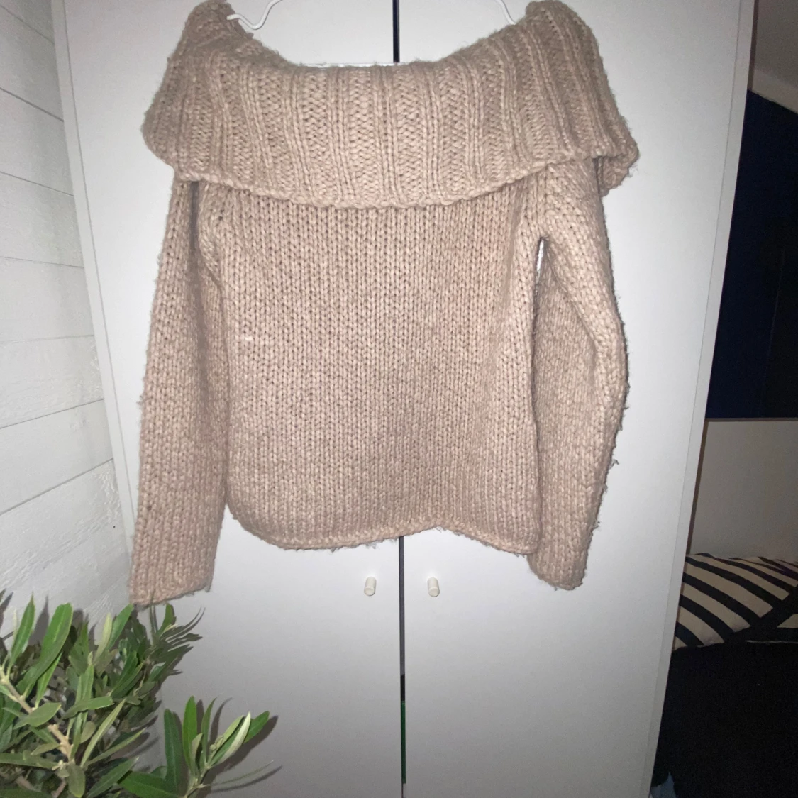 Beige stickad tröja från Next