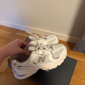 New Balance 530 Dam - Helt nya och oanvända New Balance 530 i beige (finns endast på JD Sports)! Nypris 1300, köpta på JD butiken i Stockholm och säljes då de var lite för små och jag bor långtifrån Sthlm. 