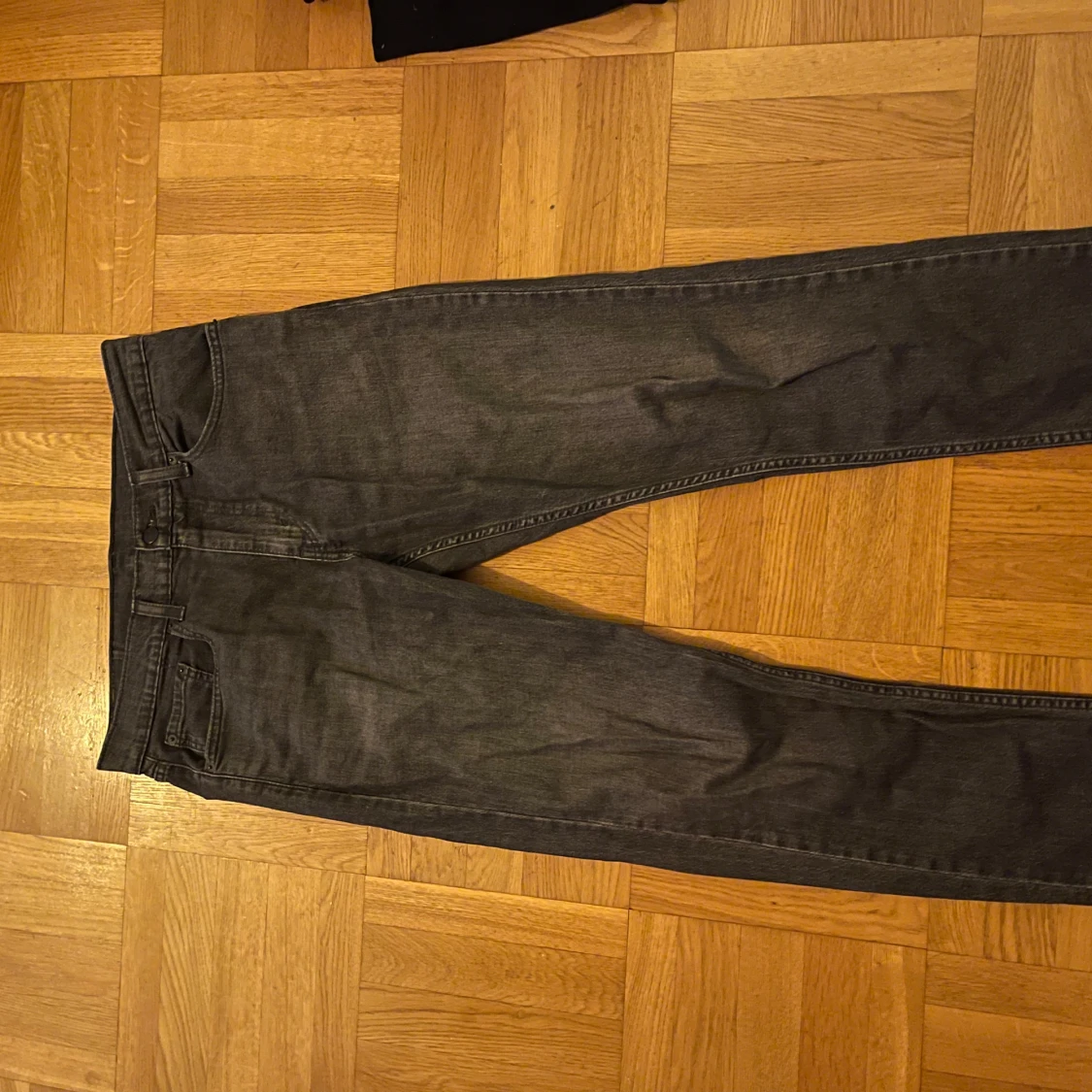 Grå Levis jeans - 1