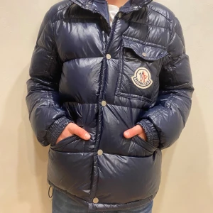 Moncler jacka  - Hej! Säljer nu min jacka från märket moncler, storlek 4/L, bra skick modellen är 184cm och väger 70kg . Tveka inte på att höra av dig om du har frågor eller funderingar kring jackan!