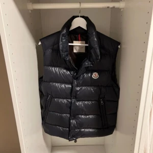 Moncler Tib vest - Moncler tib vest navy   Storlek 2, passar S-M    Välanvänd utan några användningsmärken    Köpt ny för 9000 kr   Nytt pris nu: 12000 kr    Autentiskt bevis kan självklart visas vid intresse för köp    Definitivt den finaste västen på marknaden    Skickas med posten (svensk frakt).