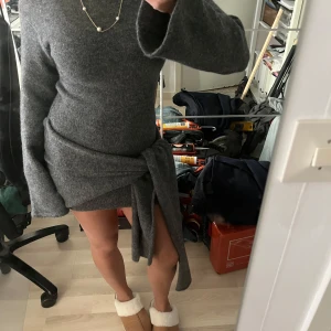 Grå stickad klänning - Mysig grå stickad klänning med knytning i midjan, så snygg och stilren