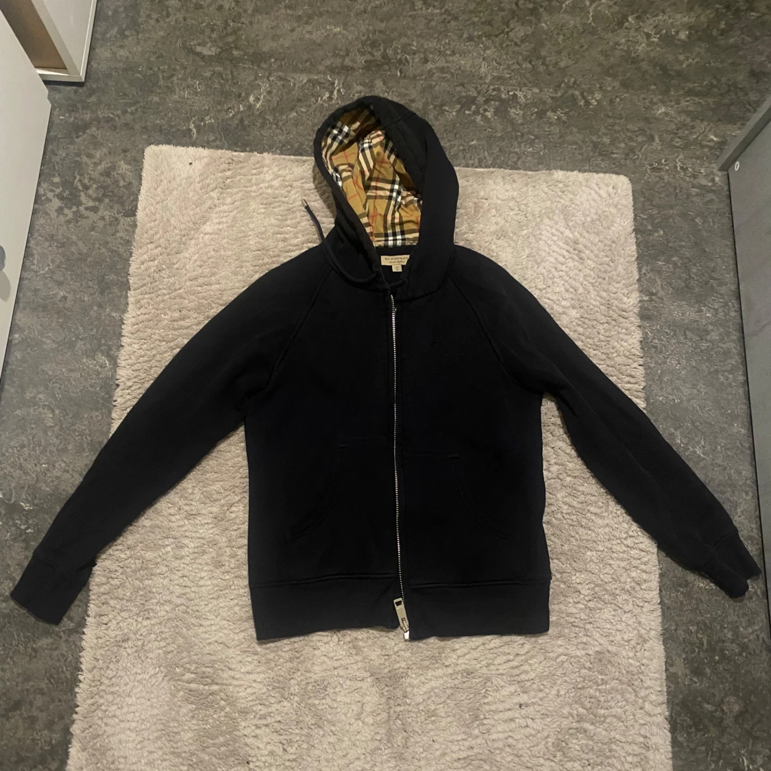 Svart huvtröja med rutig foder