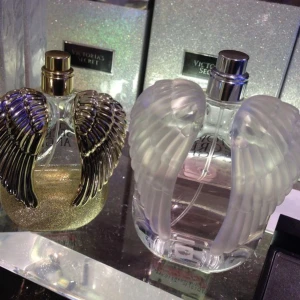 Victoria secret angel  - Angel silver, går inte att köpa längre 🪽ca  50% kvar av 50ml 🫶🏻 inte min typ av doft tyvärr. Noter: plum,violet,amber!  sötaste flaskan 