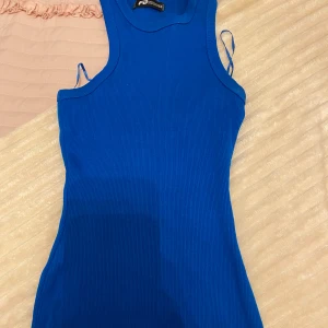 Blå ribbad klänning från Fashion Nova - Snygg blå ribbad tröj från new yorker . Den är ärmlös och har en tight passform som framhäver figuren. Perfekt för en somrig look eller en utekväll. 💙